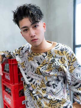 イオ 本厚木(io) 波巻きスパイラルパーマハイライト七三刈り上げ