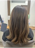 さりげない明るめカラーの細めハイライト
