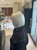 アース 山形店(HAIR&MAKE EARTH)&nbsp;切りっぱなしボブ×ホワイトカラー