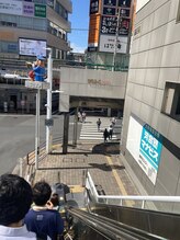 エスカレーターを下ります