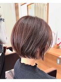 ピンクベージュ × ショートボブ