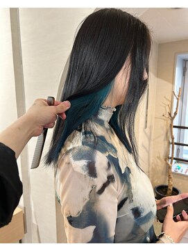 ユヌ(Une) kotaro ターコイズなイヤリングとブルーブラック