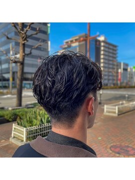 ロッカ(ROCCA) スペインカールウェット質感で魅せる大人のパーマスタイル