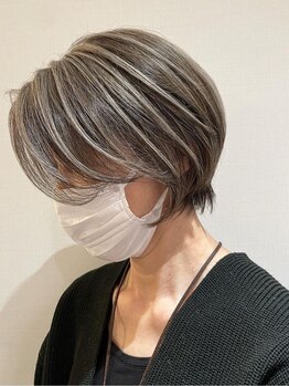 アールイー(Re)の写真/デザイン性のある白髪ぼかしハイライトで白髪のお悩みを改善◎丁寧なカウンセリングで「なりたい」が叶う♪