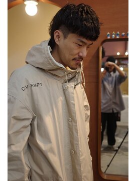 エディ(Edy) マッシュウルフ波巻きパーマスキンフェード刈り上げ眉毛カット