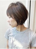ナチュラル人気髪型前下がりショートボブ耳かけ