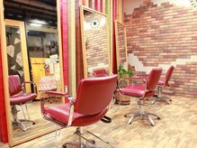 Ace Cafe HAIR`S エース カフェ ヘアーズの雰囲気（レンガの色味と椅子の色がマッチしてオシャレな空間。）