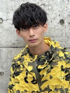 アーリー(Ali'i) ソフトツイストパーマツーブロックマッシュフェード前下がり