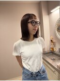 ミルクティーブラウン切りっぱなし外はねミディアムボブオン眉