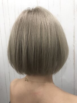 クオン(Kuon) グレージュ×ミニボブ　ハイトーンとショートは最強の組み合わせ