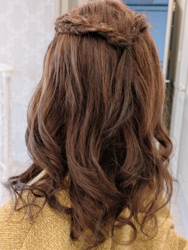 ムーンロータス(Moon Lotus) 前髪三つ編みアレンジ