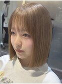 ショートボブ×ミルクティーベージュ