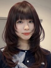 甘さと色気の絶妙バランス。深みのあるボルドーカラーと、小顔を叶える「韓国風フェイスレイヤー」