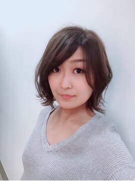 アディクト(ADDICT) 切りっぱなしボブ グレージュカラー 外ハネスタイル