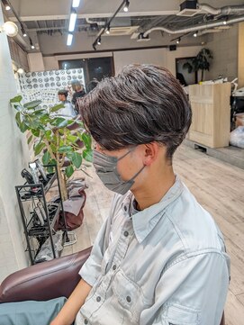 コワファーストナガサキシャンプーボーイ(COIFF1RST NAGASAKI SHAMPOO BOY) センターパート×ニュアンスパーマ