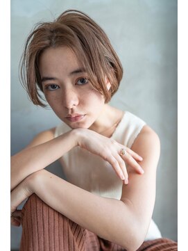 ブエナビスタ(BUENA VISTA) 前下がりショートボブ　センターパート　ミルクティーベージュ