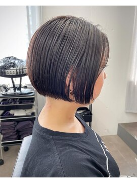 ユノ(juno) 極細ハイライトで白髪ぼかしカラー☆アッシュグレーショートボブ