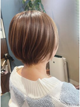 ヴァロ(Valo) 大人のお洒落・グレージュショートボブ・フェイスフレーミング