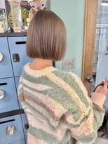 ヒビヲ(HIBIO) ショートボブ切りっぱなしボブタッセルボブミルクティーベージュ