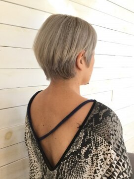 ラック 辻堂(LUCK) ホワイトシルバーカラー