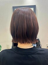 ヒビ(hibi) ツヤ感ブラウンの切りっぱなしボブ