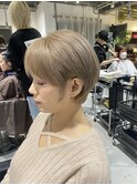 【20代・30代・40代】耳掛けショートボブ/ミルクティーベージュ