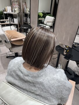 エラ(ere) 細めハイライト　白髪ぼかしカラー　ミニボブ　大人ボブ