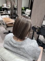 エラ(ere) 細めハイライト 白髪ぼかしカラー ミニボブ 大人ボブ