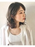 暗めアッシュ×くしゅっとカールで大人ピュア