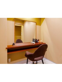 心からリラックスしていただけるプライベート空間。経験豊富なスタイリストが在籍。何でも相談いただけます