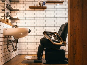 セッション オールドアンドニューバーバー(SESSION old and new barber)の写真/《21時まで営業》少人数ならではの空間が魅力◎経験豊富なベテランstylistがマンツーマンで対応致します★