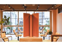 【アーバンテイストの開放的空間】技術・サービス・商材だけでなくお客様が落ち着ける空間を演出［愛媛］