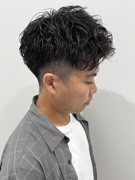 ヒュイル バイ ニアウ(Hwyl by Niau) メンズアップバングニュアンスパーマシャドウパーマ刈り上げ