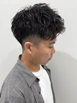 ヒュイル バイ ニアウ(Hwyl by Niau) メンズアップバングニュアンスパーマシャドウパーマ刈り上げ