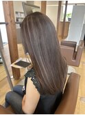 ハイライトを活かす艶グレージュブラウン