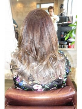 エンジェル 川越(Angel) バレイヤージュダークアッシュ&ゆるふわ巻きスタイル/20代30代