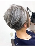 アシメなショートのグレイヘアスタイル