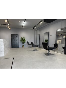 【大和駅】日光が窓から差し込む明るい店内とシックな内装で開放的な空間♪日頃の疲れも癒せる贅沢サロン◎