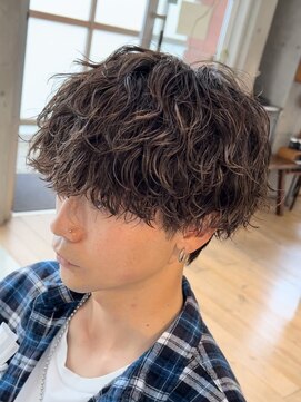 フィフス トウキョウ (fifth TOKYO) センターパートとも相性の良い自然な動きのルーズパーマ