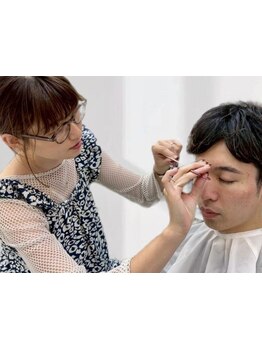 自分では難しい眉のお手入れもプロにお任せ！プロのシェービングで、清潔感のある印象に―。《自由が丘》