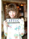ワイドバングが可愛いしっかりカールのミディアムスタイル