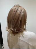 ピンクベージュでハイトーンボブ