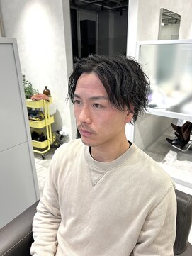 キートス(Kiitos) 波打ちツイスパ/センターパート/ウルフスタイル