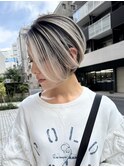 夏のショートボブとハイトーンバイヤレージュのホワイトベージュ