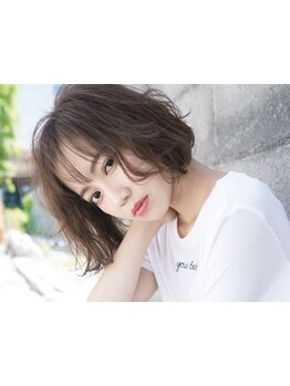 途中でスタイリストが変わらないから、骨格・毛量を細かく分析し、お客様に最適化されたスタイルをご提案＊