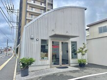ノイズヘアー(NOISEHAIR)の雰囲気（シルバーの外壁と赤いロゴが目印です＾＾）