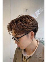 フェザーパーマとカラーの組み合わせで清潔感と遊び心のあるメンズパーマヘアをご提案