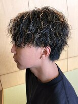 ヒュイル バイ ニアウ(Hwyl by Niau) ツイストスパイラルハイライトセンターパートショートネープ