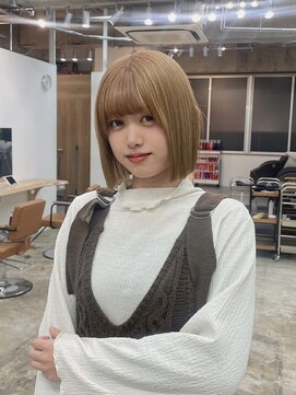 カシェル(cashel kishaba) ベージュ×ぱつっと切りっぱなしボブ