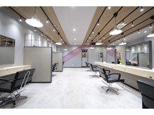 ★ “半個室”のプライベート空間と広々したセット面★